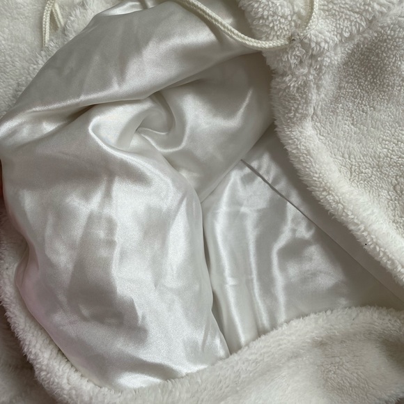 Fuzzy Oversized White Hoodie Size L - Picture 5 of 7
